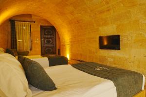 A bed or beds in a room at Kayra Cave Suites