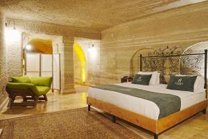 A bed or beds in a room at Kayra Cave Suites