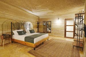 A bed or beds in a room at Kayra Cave Suites