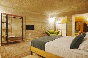 A bed or beds in a room at Kayra Cave Suites