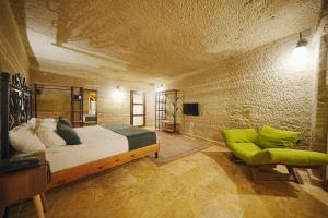 A television and/or entertainment centre at Kayra Cave Suites