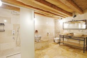 A bathroom at Kayra Cave Suites Még 37 kép