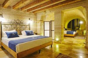 A bed or beds in a room at Kayra Cave Suites