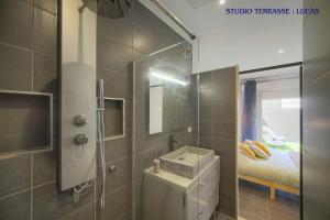 Bilik mandi di VCA House -5 appartements - 15Min Mer- Wifi-Clim +45 gambar