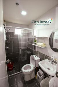 Ένα μπάνιο στο Stylish Condo with Free Wifi & Netflix, Near Airport HMS3