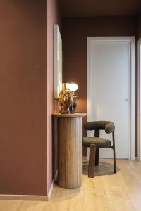 een kamer met een tafel, een stoel en een spiegel bij Prestige Main Apartment - Just 30 Seconds Walk to Bernina Express in Tirano