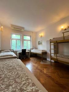 Postel nebo postele na pokoji v ubytování Rooms Miklošičeva + 18 fotografií