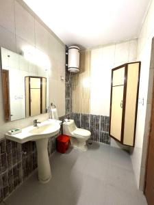 Ένα μπάνιο στο Divine India Service Apartment 2Bhk 1A Saket