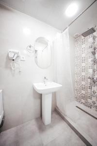 Ein Badezimmer in der Unterkunft Chief Hotel