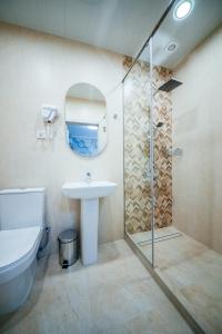 Ein Badezimmer in der Unterkunft Chief Hotel