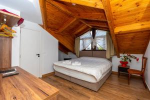 Postel nebo postele na pokoji v ubytování GJUHADOLI HOTEL Restaurant