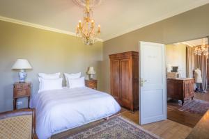 Le Château du Sollier - Charme calme et confort climatisation à 5mn du peage客房内的一张或多张床位