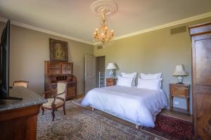 Le Château du Sollier - Charme calme et confort climatisation à 5mn du peage客房内的一张或多张床位