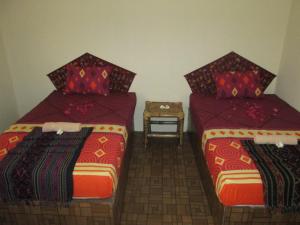 Un pat sau paturi într-o cameră la Kuta Lodge Homestay