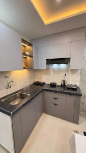 Kitchen o kitchenette sa 10th floor Well Design Luxury Studio in Jaipur