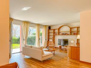 TV a/nebo společenská místnost v ubytování Aspromonte Lakeside Suite - Lecco Garden Retreat