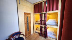 Rúm í herbergi á Ulaanbaatar Hostel