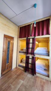 Rúm í herbergi á Ulaanbaatar Hostel