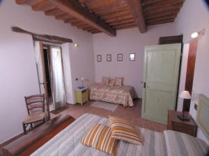 Posteľ alebo postele v izbe v ubytovaní Graceful Holiday Home in Acqualagna with Swimming Pool