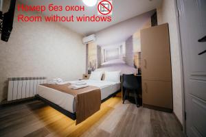Ein Bett oder Betten in einem Zimmer der Unterkunft Chief Hotel