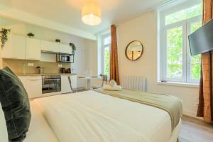 sypialnia z dużym łóżkiem i kuchnią w obiekcie Lille Sébastopol nice studio w Lille