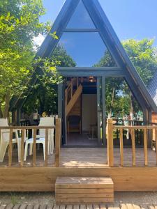 een framehuis met een terras met een tafel en stoelen bij CASTLE PARK HOTEL in Beldibi