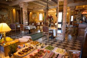 a restaurant with a bufet of food on a table w obiekcie Żabi Dwór - HOTEL - RESTAURACJA - SPA w Zielonej Górze