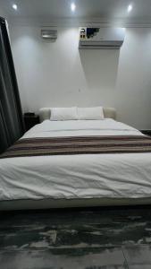 a large bed in a room with avertisement at Wadi Al Arbeieen Resort in Ḑibāb +41 photos