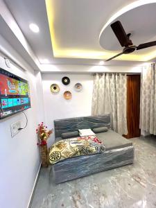 Зона вітальні в Luxury 1 RK in New Delhi