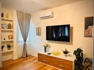 Et tv og/eller underholdning på Elegant Apartments in the historic center