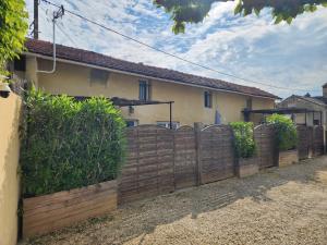 a wooden fence in front of a house at Les lavandins d'ASMA in Bollène