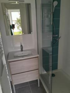 un baño con lavabo y ducha en Maisons de Saint Guenolé, en Batz-sur-Mer
