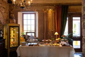 Pokój ze stołem z jedzeniem w obiekcie Żabi Dwór - HOTEL - RESTAURACJA - SPA w Zielonej Górze