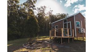 una casetta in mezzo a un giardino di Kookaburra Tiny House by Tiny Away a Palmwoods