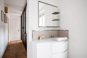 une salle de bain avec un lavabo et un miroir dans l'établissement Family Home in Lille, Garden and Parking - 6/8p, à Lille 43 autres photos