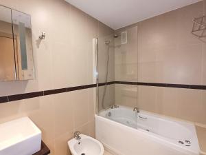 Un baño con bañera, inodoro y lavabo. en Ayf vistas de lujo en 1ª linea de playa, en El Borseral 36 fotos más