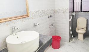 un baño con lavabo e inodoro en Hotel Luxury Inn, en Dhaka 36 fotos más