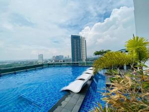 ein Swimmingpool auf einem Gebäude in der Unterkunft Muji Home Staycation in Eastwood Global Plaza in Manila