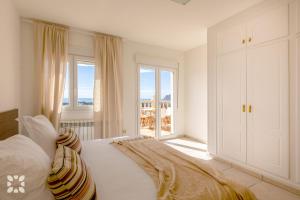 Łóżko lub łóżka w pokoju w obiekcie Villa Gran Sol by Abahana Villas