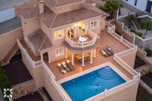 widok z lotu ptaka na dom z basenem w obiekcie Villa Gran Sol by Abahana Villas w mieście Calpe