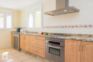 Kuchnia lub aneks kuchenny w obiekcie Villa Gran Sol by Abahana Villas