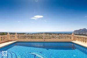basen na balkonie z widokiem na ocean w tle w obiekcie Villa Gran Sol by Abahana Villas w mieście Calpe