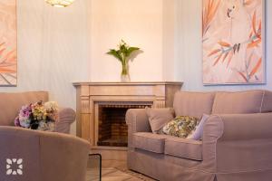 salon z 2 krzesłami i kominkiem w obiekcie Villa Gran Sol by Abahana Villas w mieście Calpe +19 zdjęć