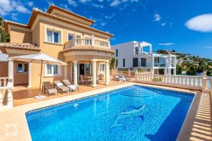 willa z basenem przed domem w obiekcie Villa Gran Sol by Abahana Villas w mieście Calpe