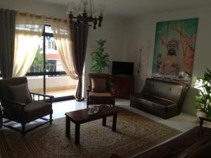 un salon avec un canapé, des chaises et une table dans l'établissement Vivenda Maravilhosa em Portimão - Bemposta Alvor, à Alvor