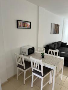 mesa de comedor con 2 sillas y microondas en Residencial Amber II - Apartamento nuevo, amplio y cómodo, en Vecindario