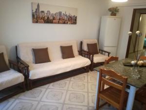 un salon avec deux canapés et une table dans l'établissement Vivenda Maravilhosa em Portimão - Bemposta Alvor, à Alvor