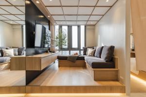 ein Wohnzimmer mit Sofa und Fernseher in der Unterkunft Muji Home Staycation in Eastwood Global Plaza in Manila