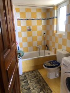 A bathroom at Villa Evenik
