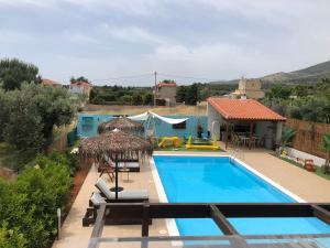 The swimming pool at or close to Villa Evenik